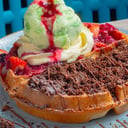 Foto de Exquisitos waffles con frutas helados ,salsas personalizadas y adiciones 