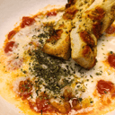 Foto de Provolone mallorquín con sobrasada, picatostes, miel, tomates cherrys, orégano y focaccia