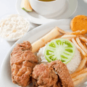 Foto de Bandeja con pollo apanado y caldo