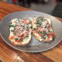 Foto de • BRUSCHETTAS - TOMATE Y ALBHACA