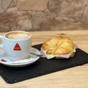 Foto de CROISSANT JAMON Y QUESO + CAFÉ CON LECHE 