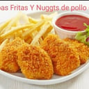 Foto de papas fritas y nuggts de pollo (10u)