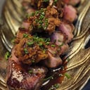 Foto de Pato a la brasa glaseado con salsa Pekín y berenjena a la llama tempurizada 