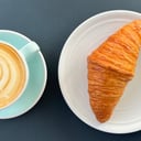 Foto de Desayuno Latte o Americano con croissant