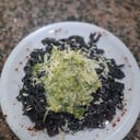 Foto de Tallarines con tinta de calamar con crema de brócoli y ajo