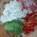 Foto de Sushi salad de kanikama y tomates cherrys