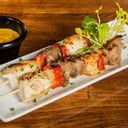 Foto de Brochetas de carne y pollo