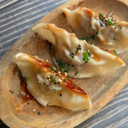 Foto de Gyozas de pollo a la parrilla con verduras