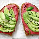 Foto de AVOCADO DE HUMMUS DE REMOLACHA Y CHERRY CONFITADO