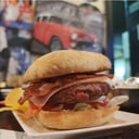 Foto de CHUMYBURGUER (pan de cristal, carne 100% vacuna de 250 gr, beicon, york, queso, tomate, lechuga y cebolla con patatas chips)