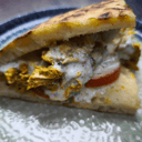 Foto de Kebab de pollo turco con pan polar casero, tomate, queso feta, lechuga y salsa de yogurt  