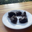 Foto de datiles cubiertos con chocolate relleno de nuez