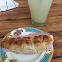 Foto de Croissant con jamón cocido natural y queso