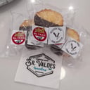 Foto de Alfajor con Masa de Coco con Chocolate (sin TACC) - (Coconut Dough Alfajor with Chocolate, Gluten Free)
