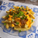Foto de Papas fritas clásicas con cheddar y verdeo (individual)