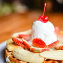 Foto de Waffle con frutas y helado 