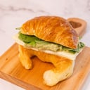 Foto de Medialuna rellena con guacamole queso y rucula