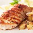 Foto de Pollo a la plancha con papas doradas y ensalada.