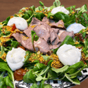 Foto de Ensalada de roast beef con espuma de queso de cabra templada, gel de frambuesa, berros, cherrys y tierra de kikos