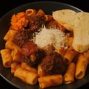 Foto de Pasta arrabiata con albondigas ( PICANTE )