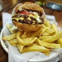 Foto de clasic american (doble medallon, triple cheddar, lechuga, tomate, cebolla morada, salsa americana)