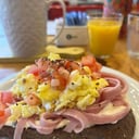 Foto de Huevo revuelto , jamón y tomatito 