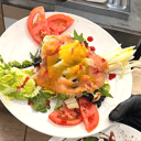 Foto de Ensalada de lechugas caprichosas con salmón.
