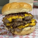 Foto de cheese bacon simple (medallon, cheddar, bacon crocante opcional papas comunes o papas congeladas )