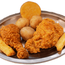 Foto de 1/4 pollo broaster+papa salada+patacon+salsas