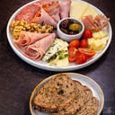 Foto de Media Tabla de Quesos y Fiambres/ Half Board of Cheeses and Cold Cuts