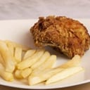 Foto de Porción de Pollo Broaster con Francesa