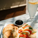 Foto de Pancake con frutas frescas y frutos rojos.