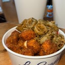 Foto de Porción de nuggets con aros de cebolla fritos y dos salsas