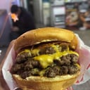 Foto de cheese burger (triple medallon ,cuadruple cheddar)