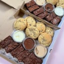 Foto de Box 6 cookies + 6 brownies + 3 salsas 