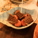 Foto de Chupachups de foie con toffee de mango y tierra de Lotus