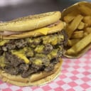 Foto de dianmita cuadruple (doble pan tostado con jamon y queso, cuadruple medallon, sextuple cheddar)