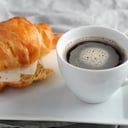 Foto de Café Americano + Croissant dorado Queso