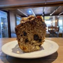 Foto de Porcion de biscochuelo de harina integral con frutos secos, coco, chips de chocolate semi amargo, pasas de uva también