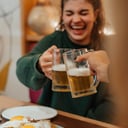 Foto de Cerveza o gaseosa de litro, sándwiches de miga y papas fritas