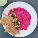 Foto de Hummus de remolacha con crackers de semillas, edamames y rabanitos