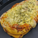 Foto de Pizzolo Colosal con doble de masa, boloñesa, chorizo, beicon, mozzarella y parmesano