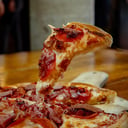 Foto de Pizza pepperoni y champiñones
