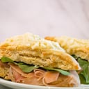 Foto de Scon de Parmesano Relleno de Crudo y Rucula