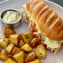 Foto de Sandwich tibio de pollo asado en pan brioche