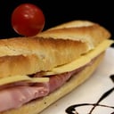 Foto de Sandwich de jamón y queso de pan francés
