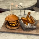 Foto de Hamburguesa crispy onion con papas fritas o ensalada