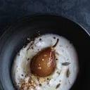 Foto de PERAS AL BORGOÑA Y SALSA DE AZAFRAN SOBRE CREMA LAZTANA