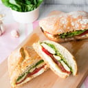 Foto de Baguetin Relleno Pollo Y Capresse