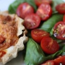 Foto de Tartas servidas con ensalada de lechuga y tomates cherry